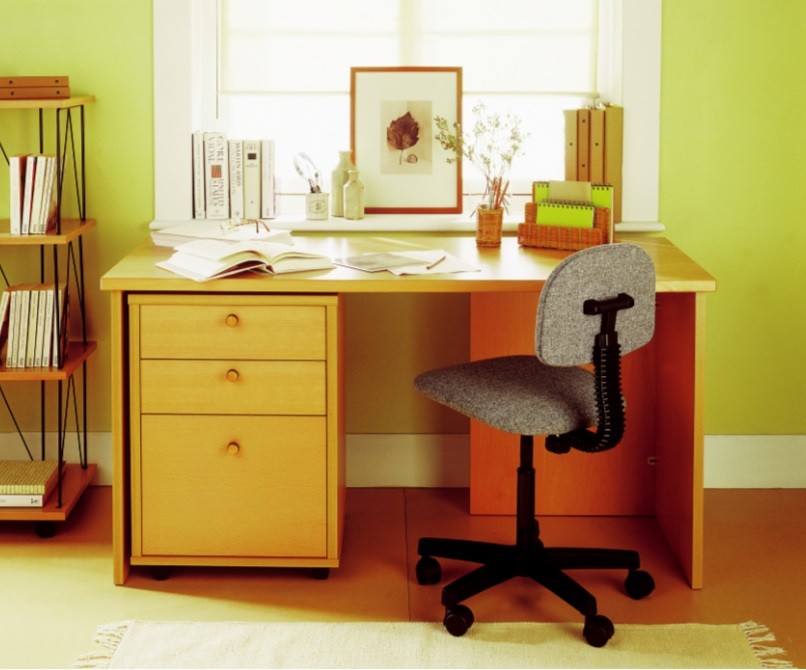 If you are facing a window while working make sure that you keep the window sill clear so that the flow of positive ch’i